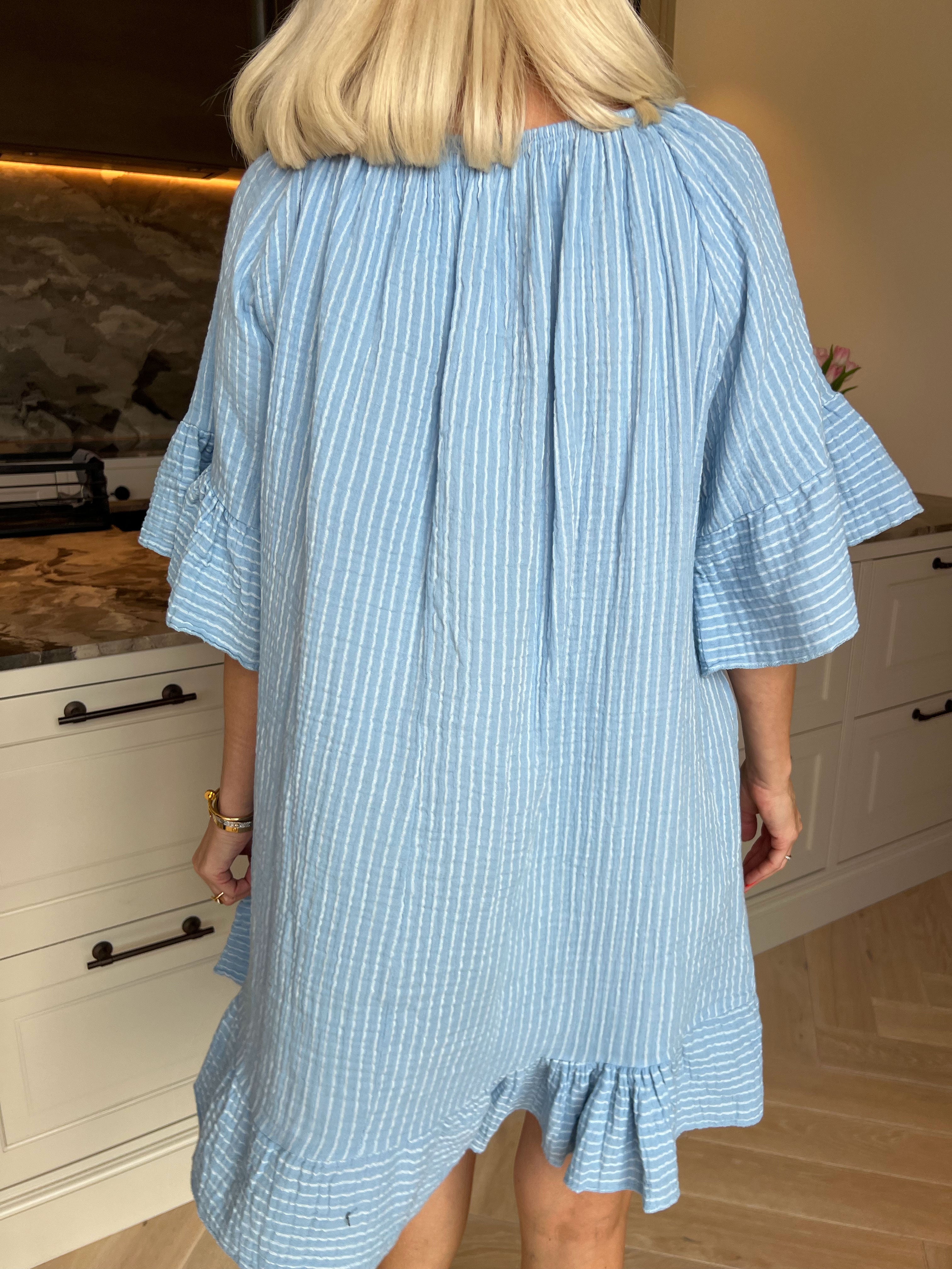 Olly - Blød stribet bomuldskjole med flæsekanter